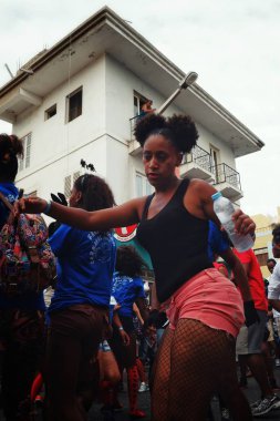 Mindelo, Sao Vicente Island, Cape Verde - Jan 5 2016: sokak karnavalı genç kız dansları