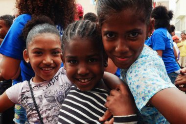 Mindelo, Sao Vicente Island, Cape Verde - Jan 5 2016: sokak festivali zevk Şirin genç kızlar