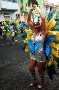 Mindelo, Sao Vicente Island, Cape Verde - Jan 5 2016: eşarplı giysili bir karnaval gösterisi olay güzel kadın dansçı