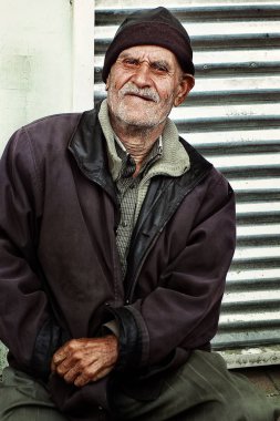 Lankaran, Azerbaycan - 18 Nisan 2011: yerel adam onun kapalı mağaza önünde yerel pazarda önünde