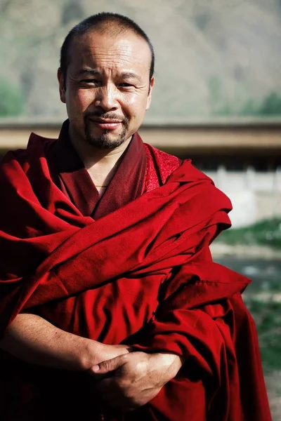 甘肃省夏河拉卜朗寺 2011年6月6日 在他的寺院寺庙前穿着红色衣服的年轻藏传佛教僧人 — 图库照片