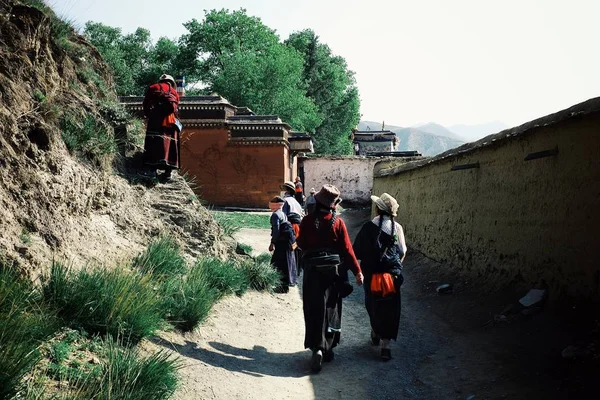 อาราม Labrang Xiahe งหว ดกานซ นายน 2011 คนเด นไปรอบ อารามพ — ภาพถ่ายสต็อก