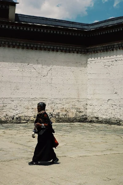 Monastero Labrang Xiahe Provincia Gansu Cina Giugno 2011 Anziana Donna — Foto Stock