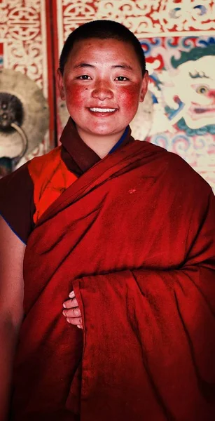 甘肃省夏河拉卜朗寺 2011年6月6日 年轻的西藏佛教修女在她的修道院的高装饰墙前 — 图库照片
