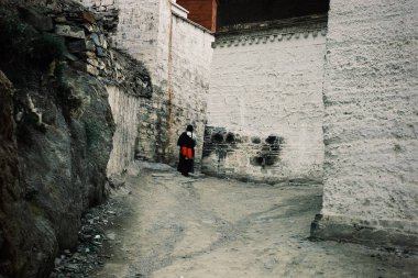 Labrang Manastırı, Xiahe, Gansu eyaleti / Çin - 6 Haziran 2011: Tibet Budist hacı kadın Manastırı onun yürüyüşünü yapıyor