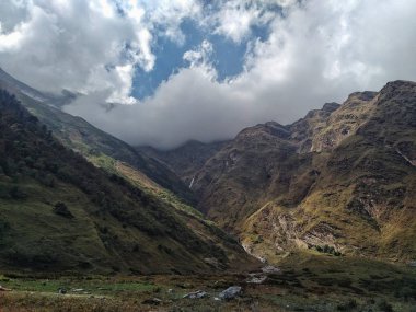 Kagbeni / Nepal - 22 Ekim 2016: Gorge Kali Gandaki Nehri ile yüksek kayalıklarla ve bir ormanla Vadisi