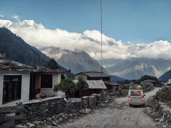 Marpha / Nepal - 22 Ekim 2016: Kali Gandaki Nehri ile yüksek kayalıklarla ve Şehiriçi ulaşım ve kar Vadisi gorge köyde şapkalı Annapurna dağ doruklarına