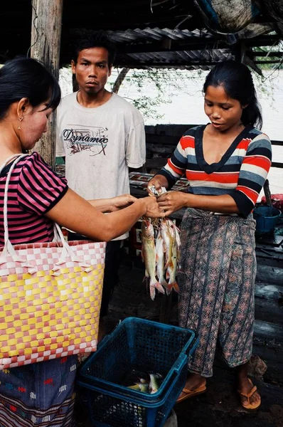 Pakse Laos Jul 2011 Local Young Woman Selling Fish Village — Stock Photo, Image