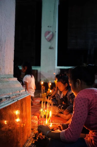 Si Phan Don / Laos - 06 Temmuz 2011: theravada mumlar Manastırı aydınlatan bir dini kutsal kutlama sırasında Budist hacı kızlara