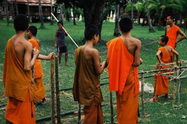 Si Phan Don / Laos - 06 Temmuz 2011: genç theravada Budist rahipler manastırın bahçesinde bir bambu yapı oluşturma