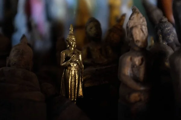 Luang Prabang / Laos - 06 Temmuz 2011: altın bir parça ile şehir etrafında bir mağarada küçük Budist heykeller