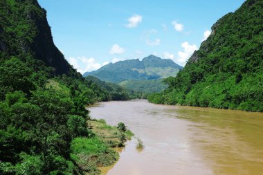 Nong Khiaw / Laos - 06 Temmuz 2011: tropikal river hills Dağları ve yemyeşil bulut ormanı ile