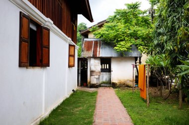 Luang Prabang / Laos - 06 Temmuz 2011: avlu ve bir Budist manastıra ait öğrenci yurtları