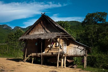 Luang Namta / Laos - 06 Temmuz 2011: Güney Doğu Asya dağlarında geleneksel bambu Uzunbacak aile ev
