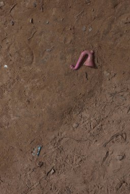 Luang Namta / Laos - 06 Temmuz 2011: kil çamur içinde bir küçük oyuncak saksafon