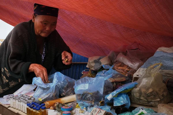 Paksin Laos 2011年7月6日 在市场上出售传统部落药物和补救办法的当地老年妇女 — 图库照片