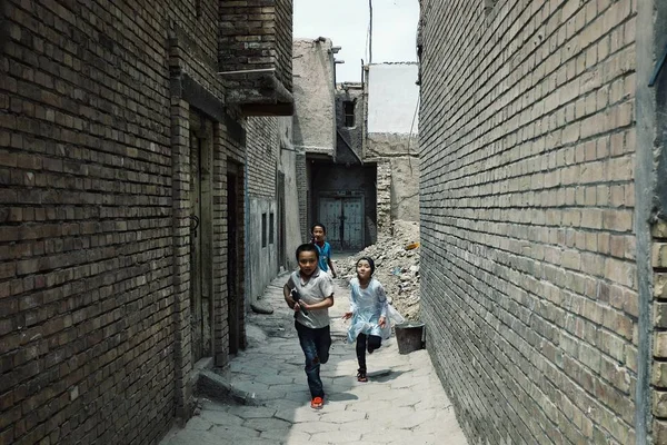 Kashgar China May 2011 Lindos Niños Pequeños Jugando Con Pistolas — Foto de Stock