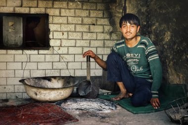 Kaşgar / Çin - May 24 2011: yerel Uygur dostum bir fırın geleneksel fırında fırın ekmek