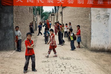 Kaşgar / Çin - May 24 2011: sevimli küçük çocuklar Çin Köyü'nde okuldan sonra eve gidiyor