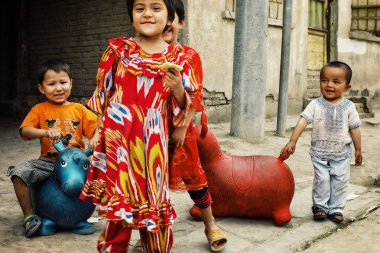 Kaşgar / Çin - May 24 2011: sokakta şişme fedai oyuncaklarla oynayan sevimli komik yerel çocuklar