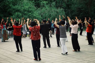 Urumçi / Çin - May 24 2011: yerel insanların dans tai chi egzersiz genel park bahçe içinde
