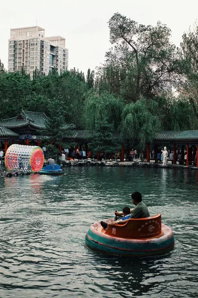 Urumqi Κίνας Μαΐου 2011 Άνθρωποι Στο Πάρκο Παίζει Μικρά Πλωτά — Φωτογραφία Αρχείου