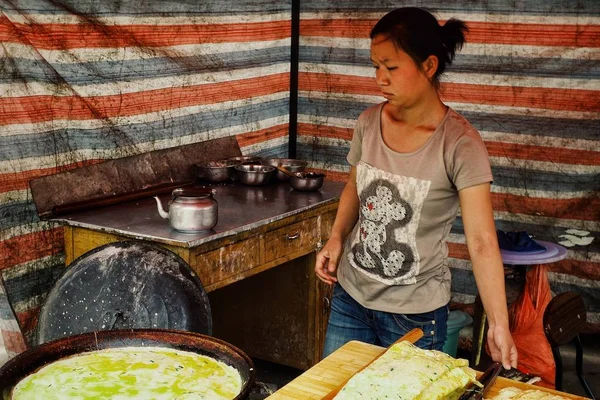 Urumqi China May 2011 Young Girl Selling Egg Pancakes Local — Stock Photo, Image