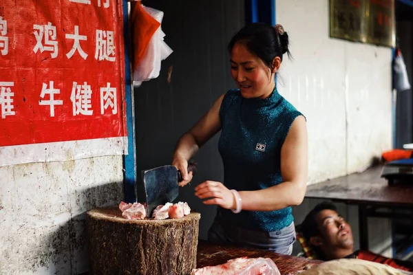 Urumqi Chiny Maj 2011 Młoda Kobieta Krojenia Mięsa Lokalnym Targu — Zdjęcie stockowe