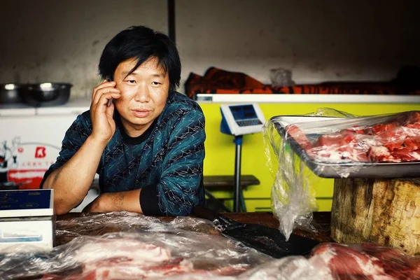 Urumqi China May 2011 Local Man Market Selling Chopped Meat — Stock Photo, Image