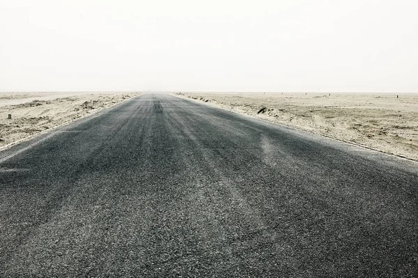 Dunhuang / Çin - May 24 2011: düz çöl yol uzak boşluğa lider