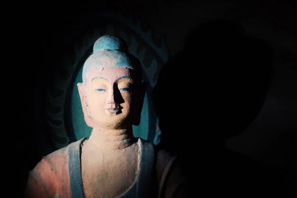 Dunhuang / Çin - May 24 2011: Buda heykeli bir mağarada