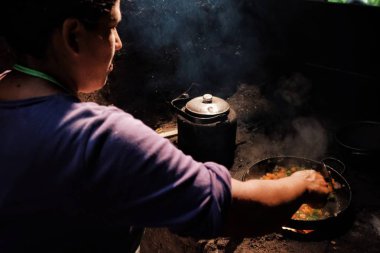 Yakın Amboro Milli Parkı / Bolivya - 10 Ekim 2018: yerel kabile Bayan ev onun yağmur ormanları, geleneksel yemek pişirme
