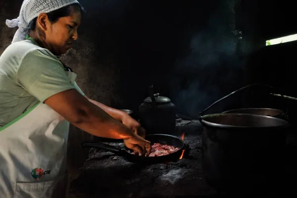 Perto Parque Nacional Amboro Bolívia Out 2018 Senhora Tribal Local — Fotografia de Stock