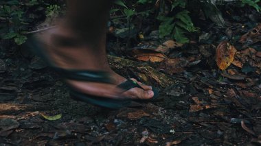 Amboro Milli Parkı / Bolivya - 10 Ekim 2018: beyaz yağmur sonra bir tropikal yağmur ormanları orman yolda yürüyen bir adam closeup ayak