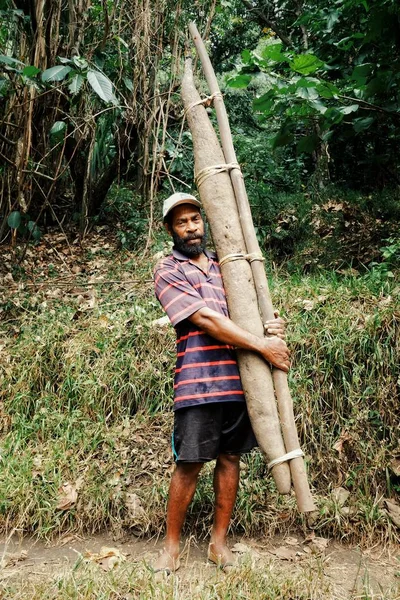 瓦努阿图安布里姆岛 Olal 2016年7月9日 当地村民农民男子与他的大山药土豆收获在他的热带丛林花园的边缘 — 图库照片