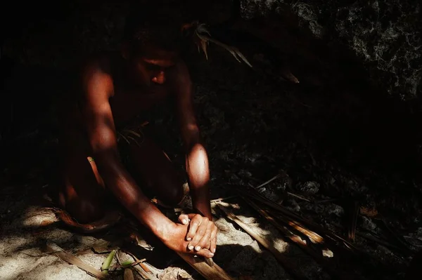 Walarano Köyü, Malekula Island / Vanuatu Cumhuriyeti - 9 Temmuz 2016: yerel kabile kişilik yapım silahlı bir mağarada geleneksel sürtünme matkap yolda