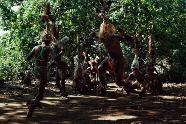 Walarano Köyü, Malekula Island / Vanuatu Cumhuriyeti - 9 Temmuz 2016: yerel kabile adam bir köy kutlamaları sırasında dans