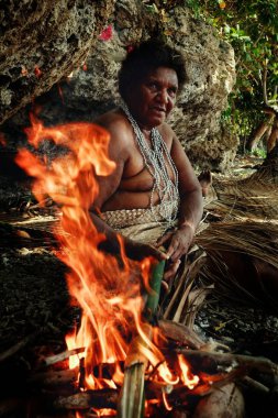 Walarano Köyü, Malekula Island / Vanuatu Cumhuriyeti - 9 Temmuz 2016: geleneksel laplap yemek yemek bambu tropikal deniz kıyısında ateşte bir köy kutlamaları sırasında yerel kabile kadın