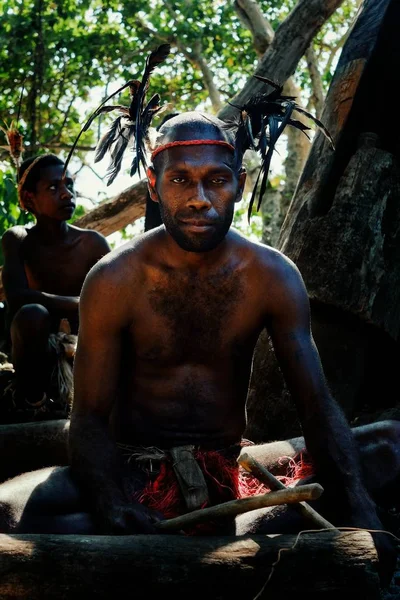 Walarano Köyü, Malekula Island / Vanuatu Cumhuriyeti - 9 Temmuz 2016: yerel kabile adam bir tüy headdress bir köy kutlamaları sırasında davul