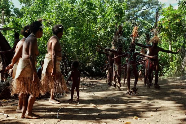 Walarano Köyü, Malekula Island / Vanuatu Cumhuriyeti - 9 Temmuz 2016: yerel kabile erkek ve kadın köy kutlamaları sırasında dans