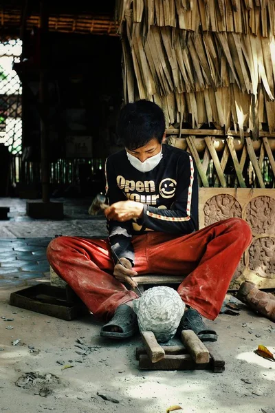 Angkor Wat Siem Reap Kambodża Paź 2011 Młody Artysta Rzeźbiarz — Zdjęcie stockowe