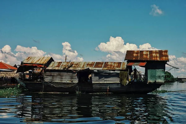 Jogellenes Közösségi Tonle Sap Kambodzsa Oct 2011 Rögtönzött Úszó Hajó — Stock Fotó