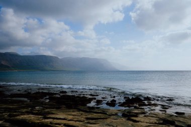 La Graciosa, Kanarya Adaları / İspanya - 18 Kasım 2015: Lanzarote Adası sisin içinde kaybolan arka planda ile Atlantik Okyanusu'nun muhteşem deniz manzarası