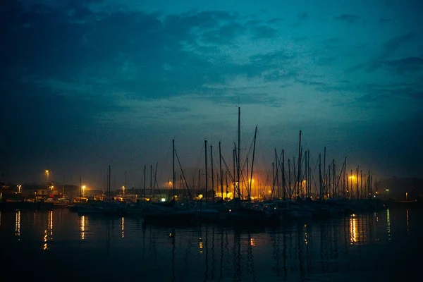 St Peter Port, Guernsey Adası / Kanal Adaları - 20 Ağustos 2015: Yelkenli bir Marina bir sisli puslu gece gizemli ışıklar ile