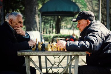 Tbilisi / Gürcistan - 10 Nisan 2011: iki üst düzey yaşlı adam ortak bir parkta satranç