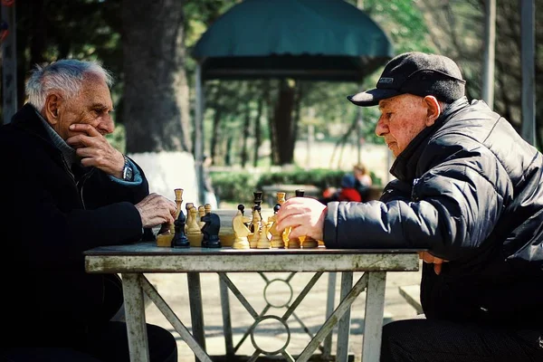 Tiflis Georgia Abr 2011 Dos Ancianos Mayores Jugando Ajedrez Parque Imagen de archivo