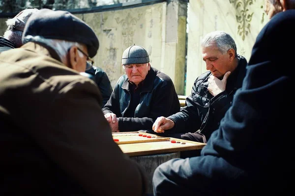 Tiflis Georgia Abr 2011 Anciano Mayor Jugando Backgammon Parque Público — Foto de Stock