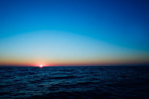 葡萄牙波尔图 2015年10月10日 在大西洋海上远离大海的船只上日出 — 图库照片