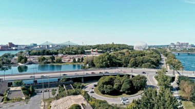 montreal hava dron görüntü ile köprüler ve park alanı artı Ile sainte helene Adası arka planda biyosfer kubbe ile