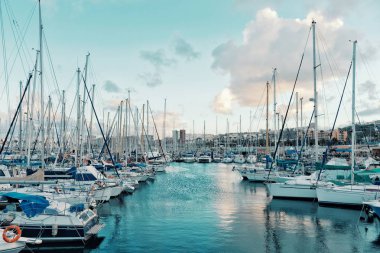 Las Palmas, Gran Canarias, Kanarya Adaları / İspanya - 22 Kasım 2018: Yelkenli demirleyen ark 2018 Atlantik geçişi yelkenli günbatımı sırasında başlamadan önce duba sadece gün bekliyor